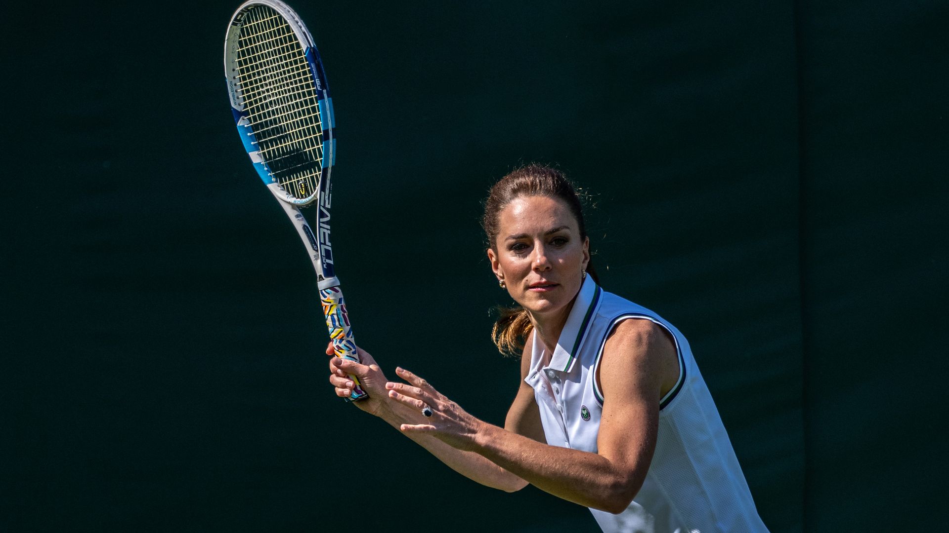 La realeza en la pista jugando al tenis: las mejores fotos de Louis, Charlotte y Kate Middleton en tacones