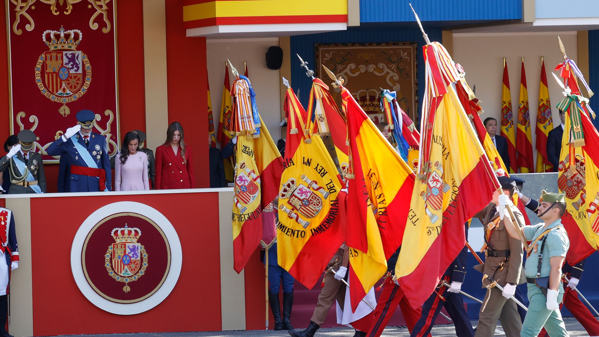 Los Reyes, junto a sus hijas, presiden los actos solemnes del 12-O con su histórico e inminente viaje a Ceuta flotando en el ambiente