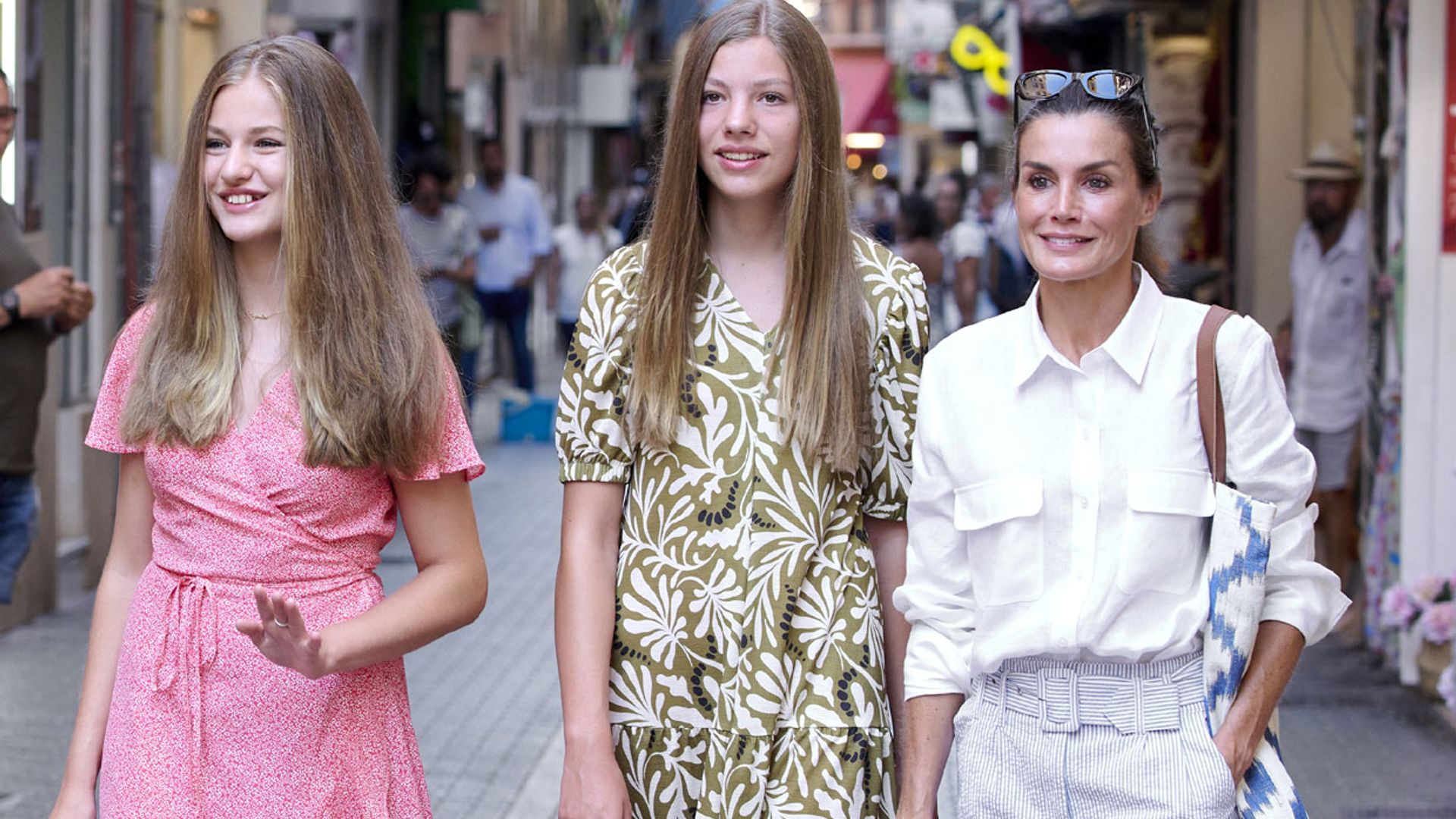 Las prendas españolas con las que la Reina y sus hijas fueron las mejores embajadoras de moda este verano