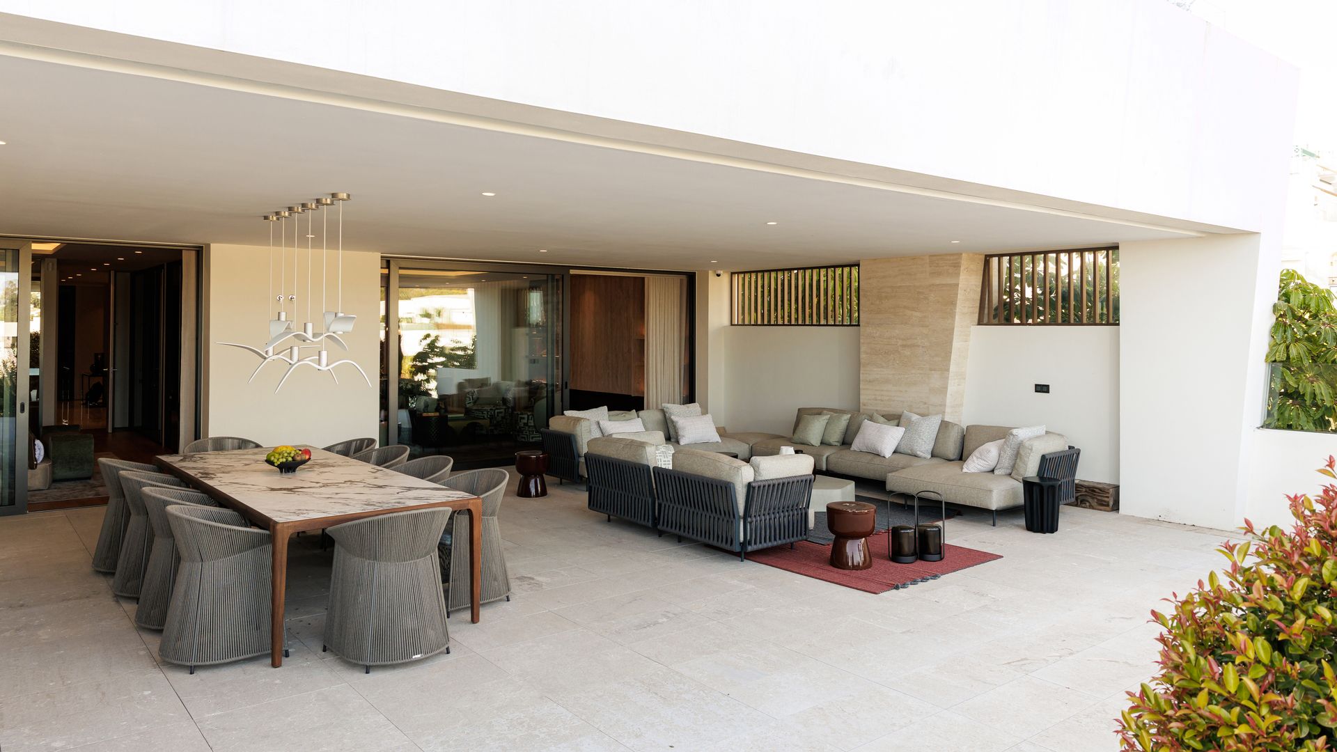 Porche con zona de estar y comedor