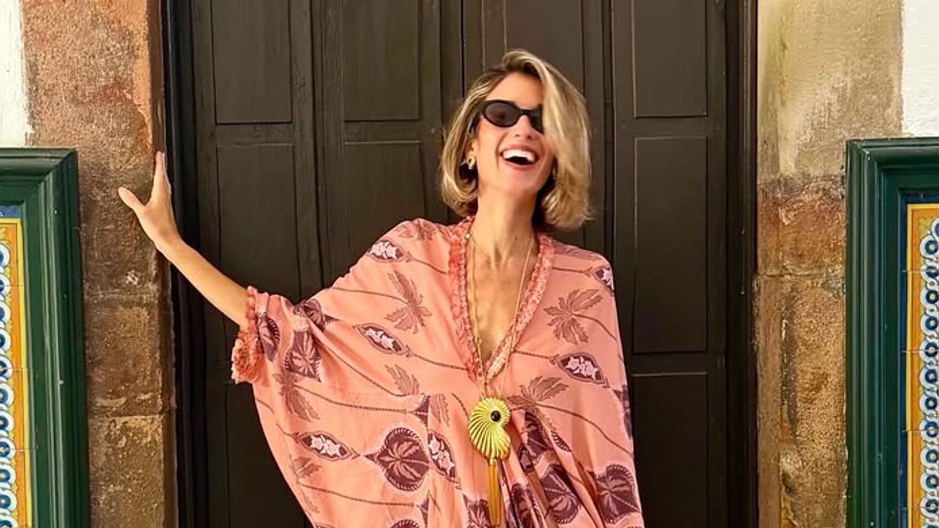 Inés de Cominges con caftán de invitada estampado, de Laganini