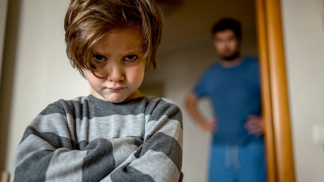 Padre observa a su hijo, enfadado