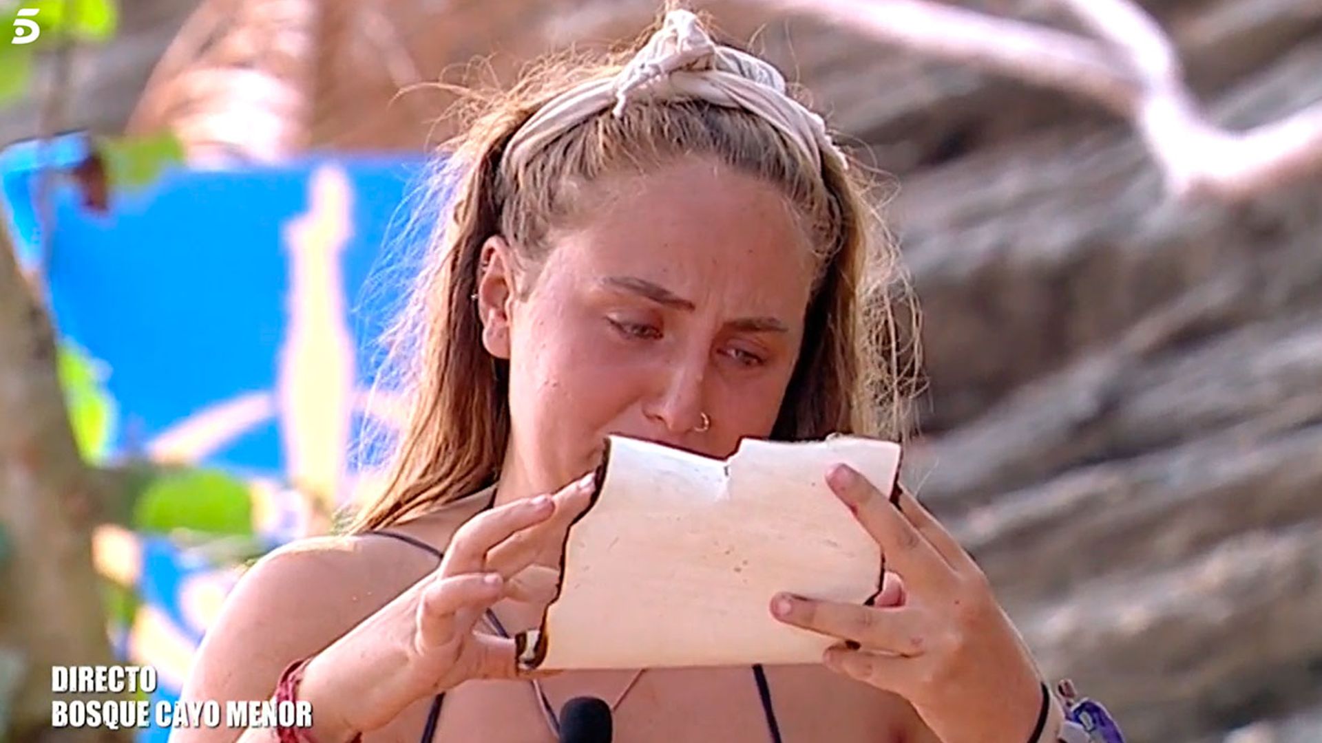 Rocío Flores llora desconsoladamente al recibir la carta personal más esperada