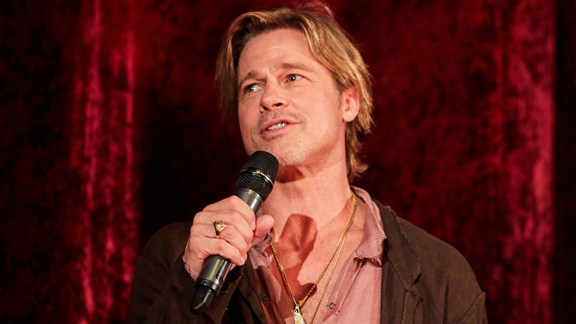 Brad Pitt impacta no por su atractivo...sino por su falda, con la que deja al descubierto nuevos tatuajes