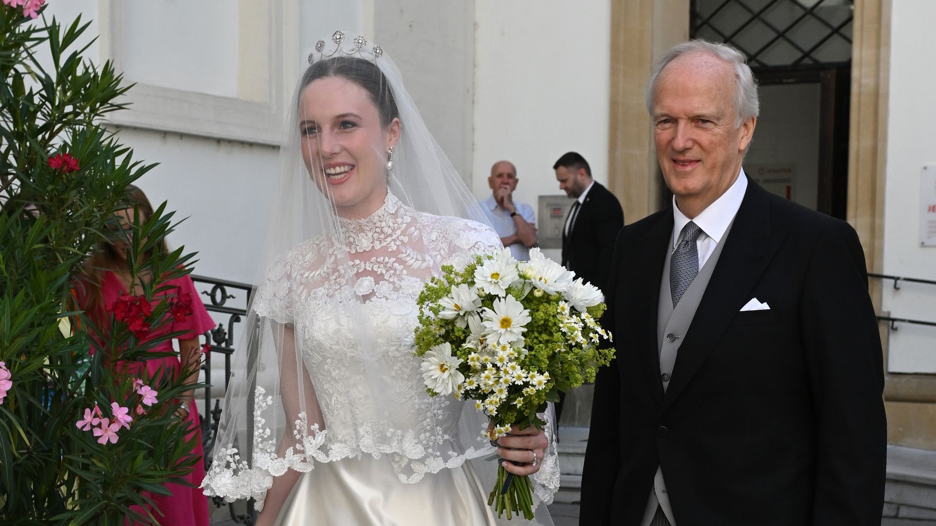 Isabel de Habsburgo-Lorena se casa luciendo la emblemática tiara de botones de los Borbón-Dos Sicilias y un vestido imperial de encaje