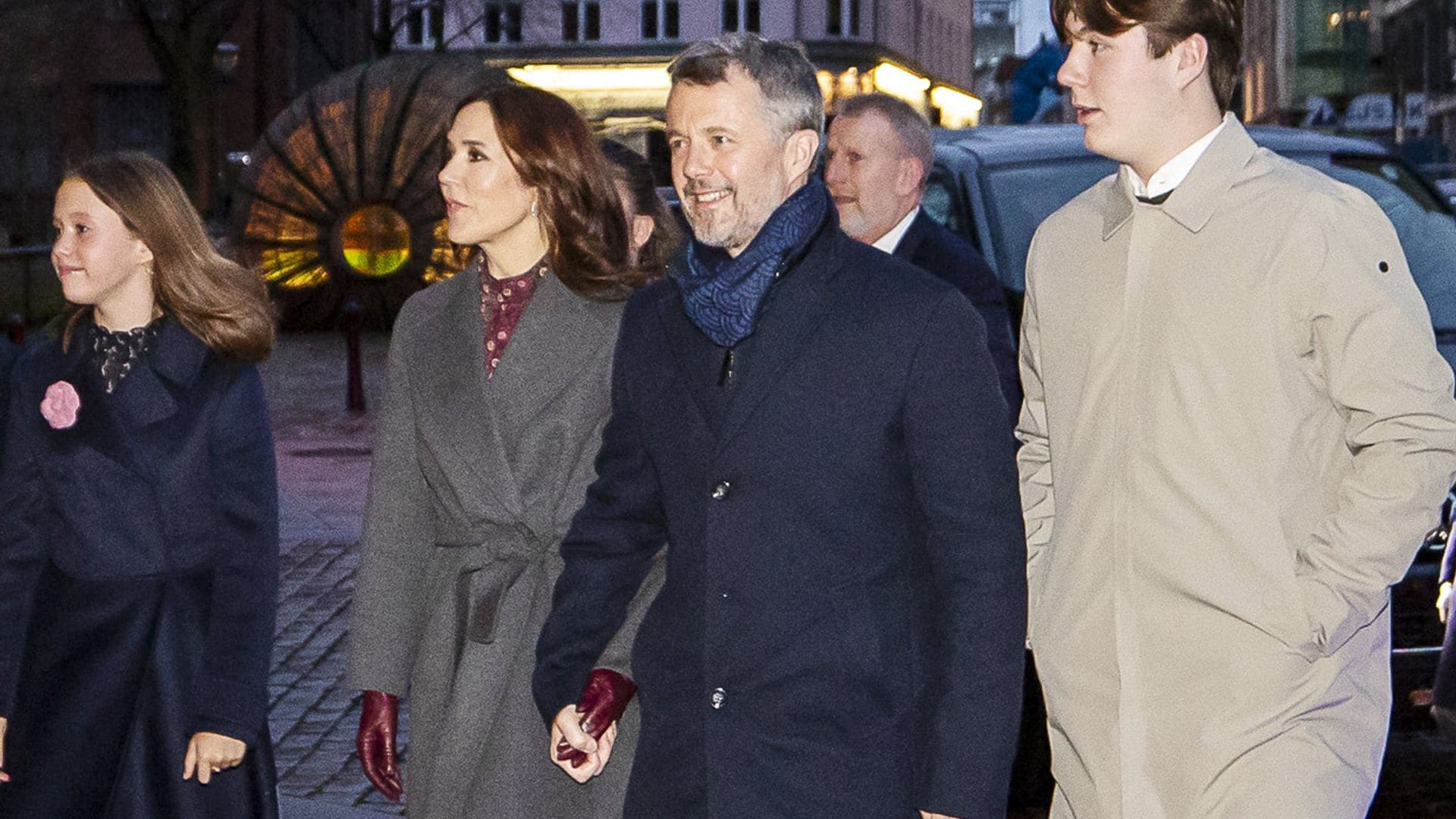 Federico y Mary de Dinamarca reaparecen juntos y de la mano en la tradicional misa navideña