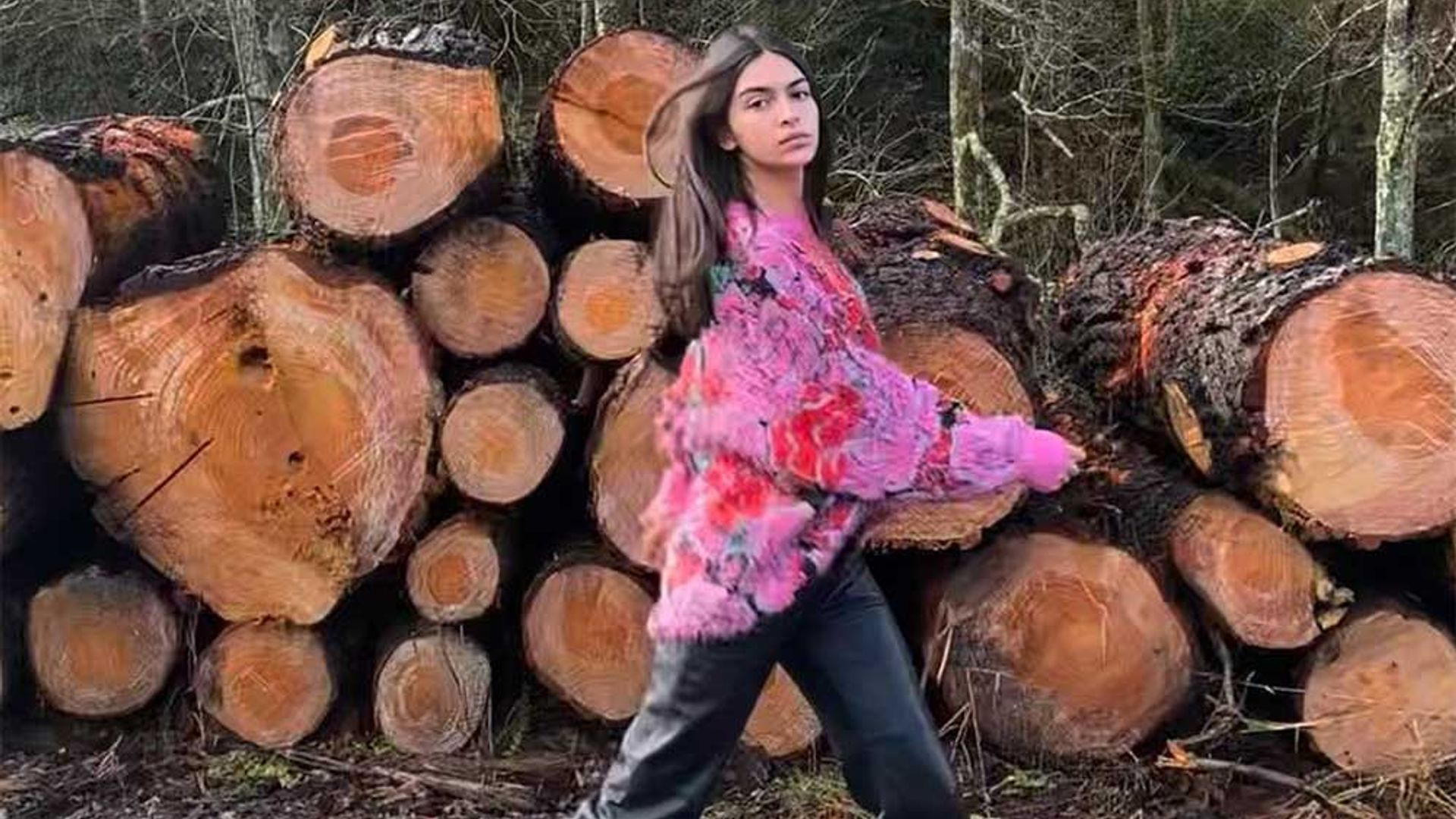 Lucía Rivera sabe que el pantalón de cuero no es solo para looks de fiesta y lo lleva con zapatillas