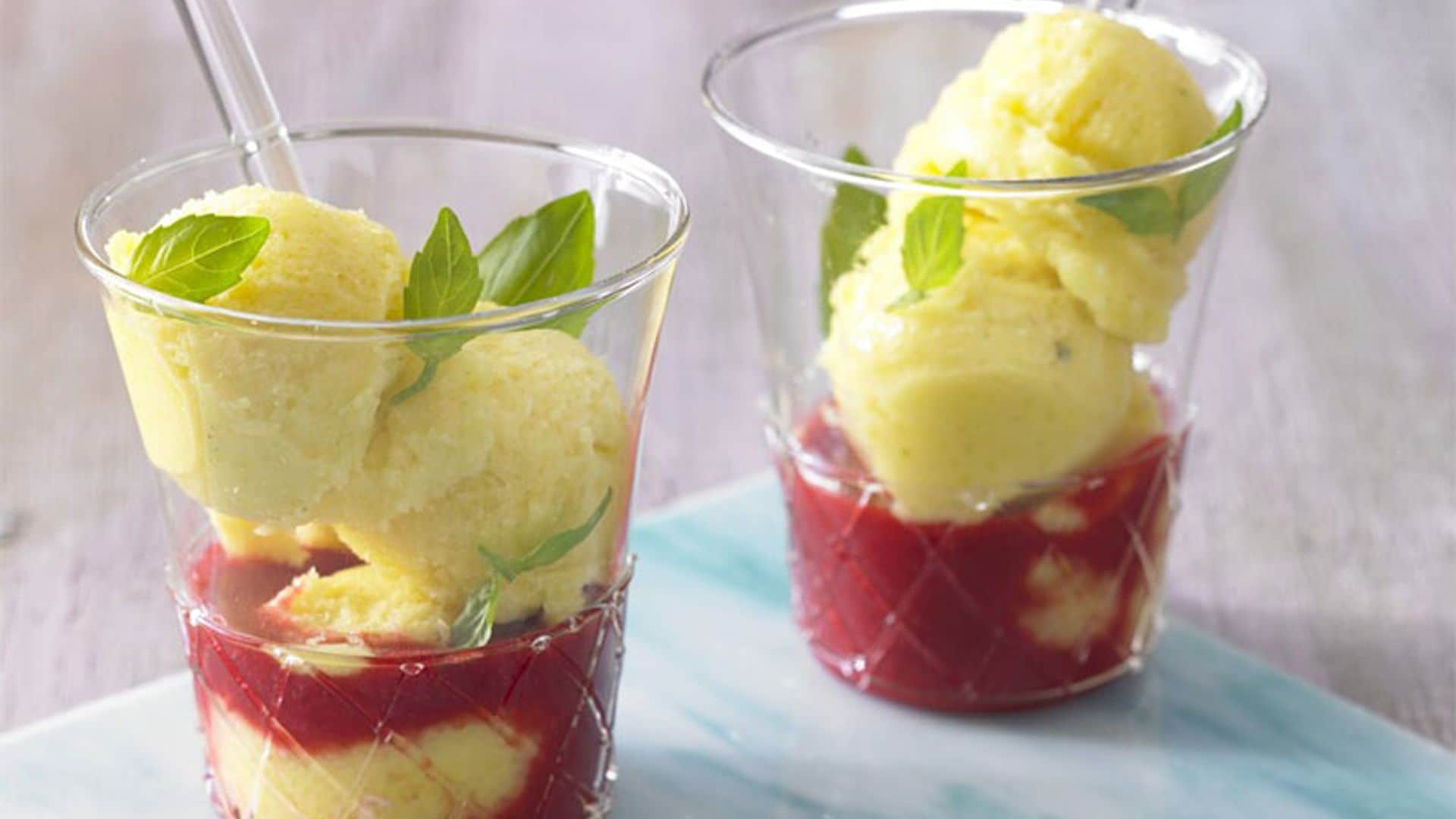 Sorbete de mango con 'coulis' de frambuesa y albahaca