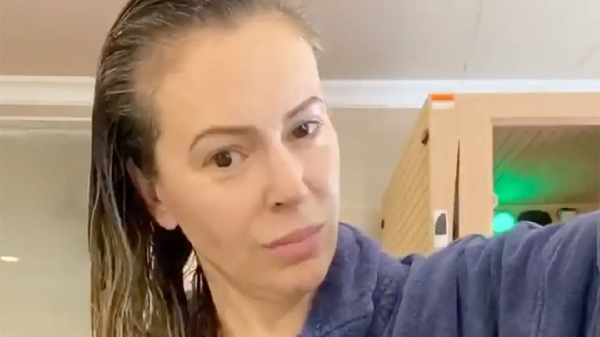 Alyssa Milano muestra en primera persona una de las consecuencias de la Covid-19