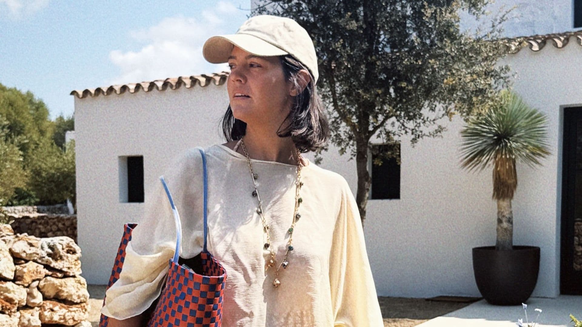 Isabelle Junot se despide del verano en Menorca con un caftán estampado y sus originales sandalias de 1.000 euros