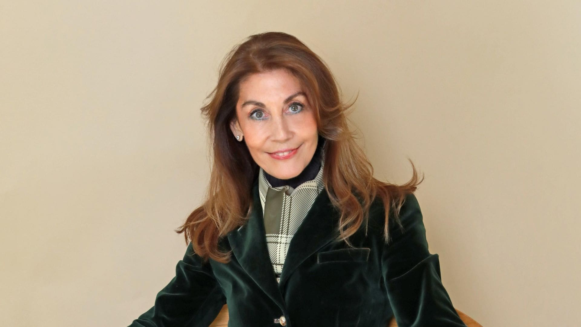 Retrato de la interiorista Raquel Chamorro sentada en una silla de enea