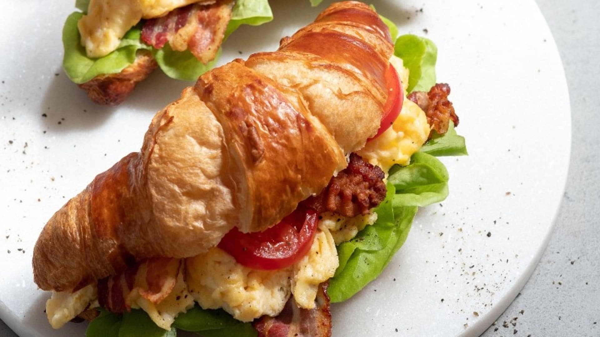 'Croissant' con revuelto de huevo y beicon