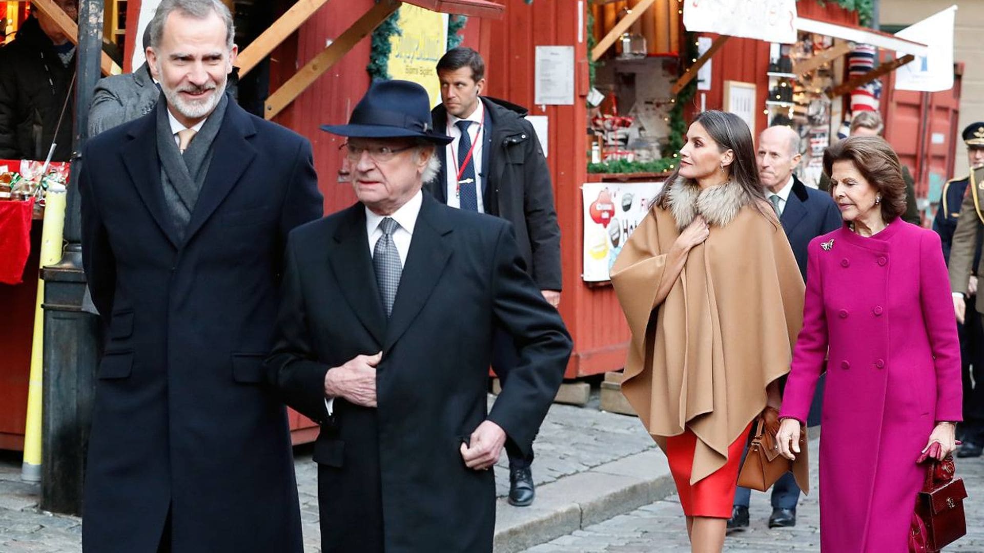 Los puestos navideños conquistan a don Felipe y doña Letizia antes de retomar su agenda