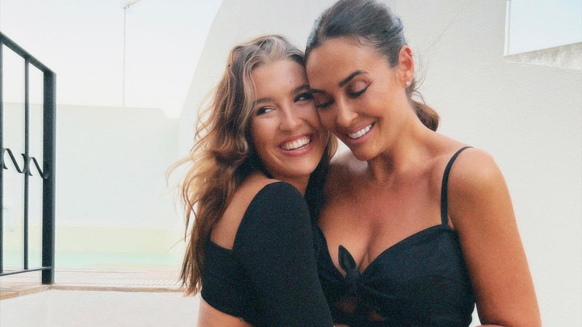 Vicky Martín Berrocal y su hija, Alba Díaz, despiden el verano con un posado espectacular en Sevilla