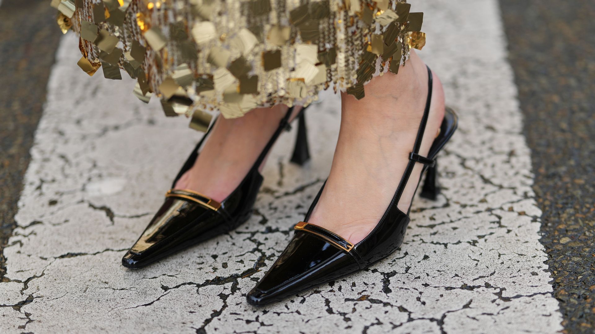 Zapatos negros de punta de Alba Garavito en París