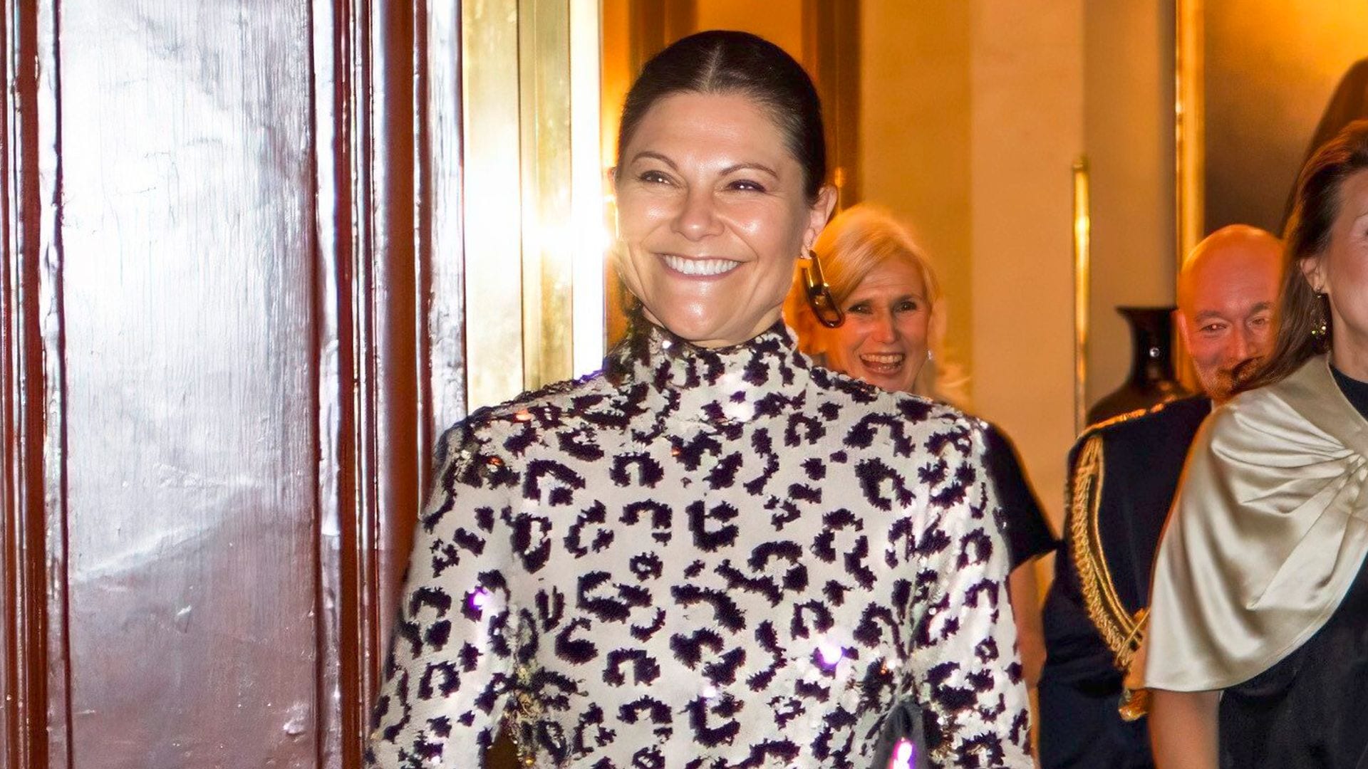 Victoria de Suecia con vestido de lentejuelas