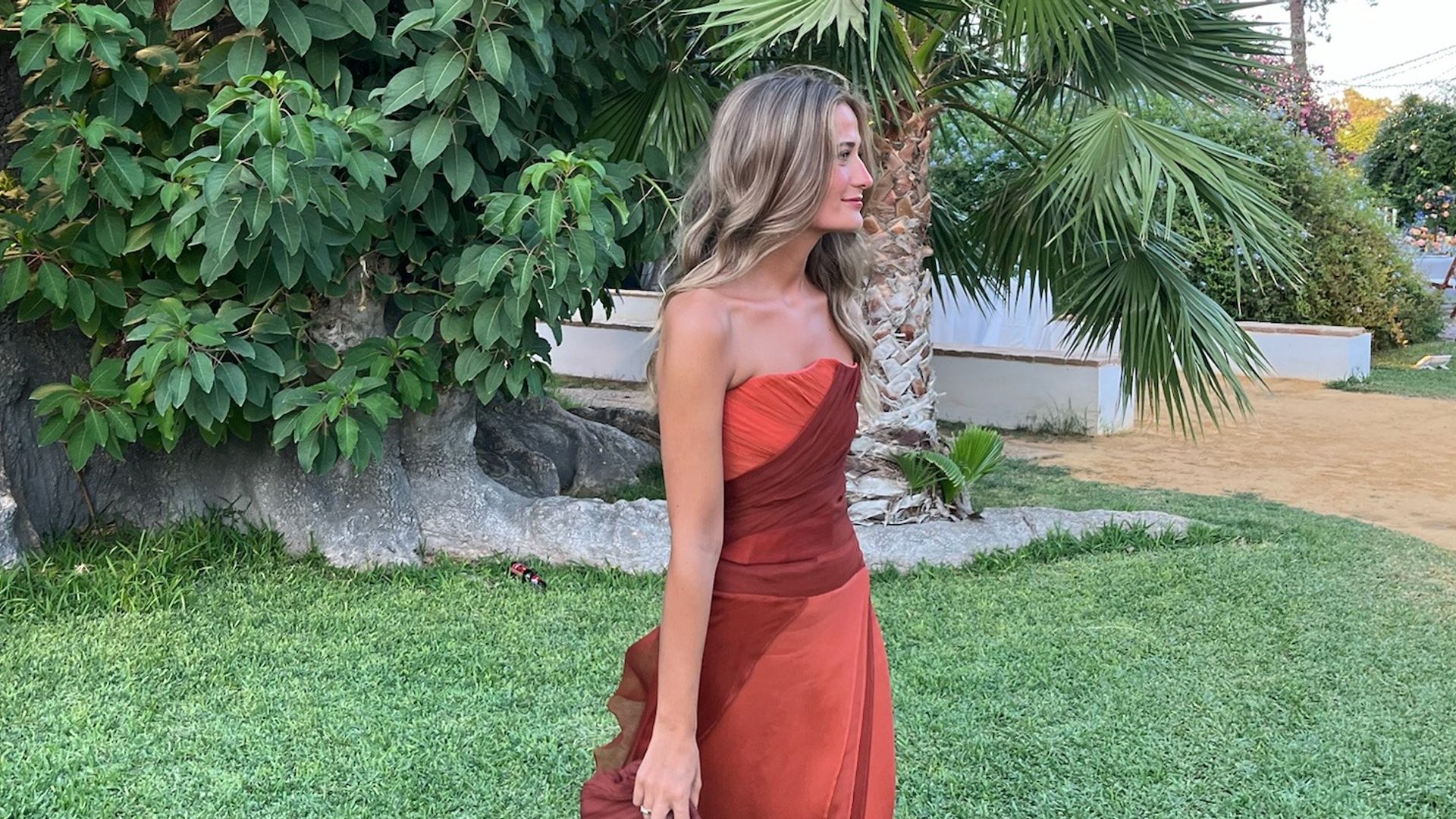 Invitada viral con vestido en tono teja
