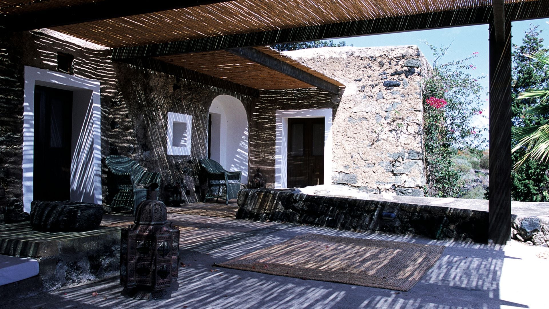 GIORGIO ARMANI NOS INVITA A SU PARAÍSO DE PANTELLERIA, LA ISLA VOLCÁNICA E INDÓMITA QUE LE ENAMORÓ HACE 40 AÑOS