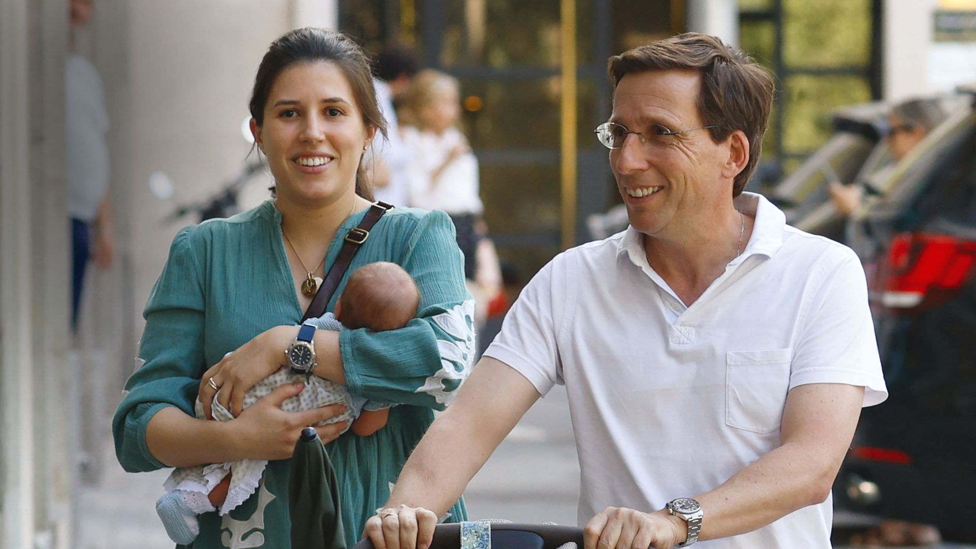 José Luis Martínez-Almeida y Teresa Urquijo, su primera foto como familia: del carrito de moda a la sonrisa que los delata