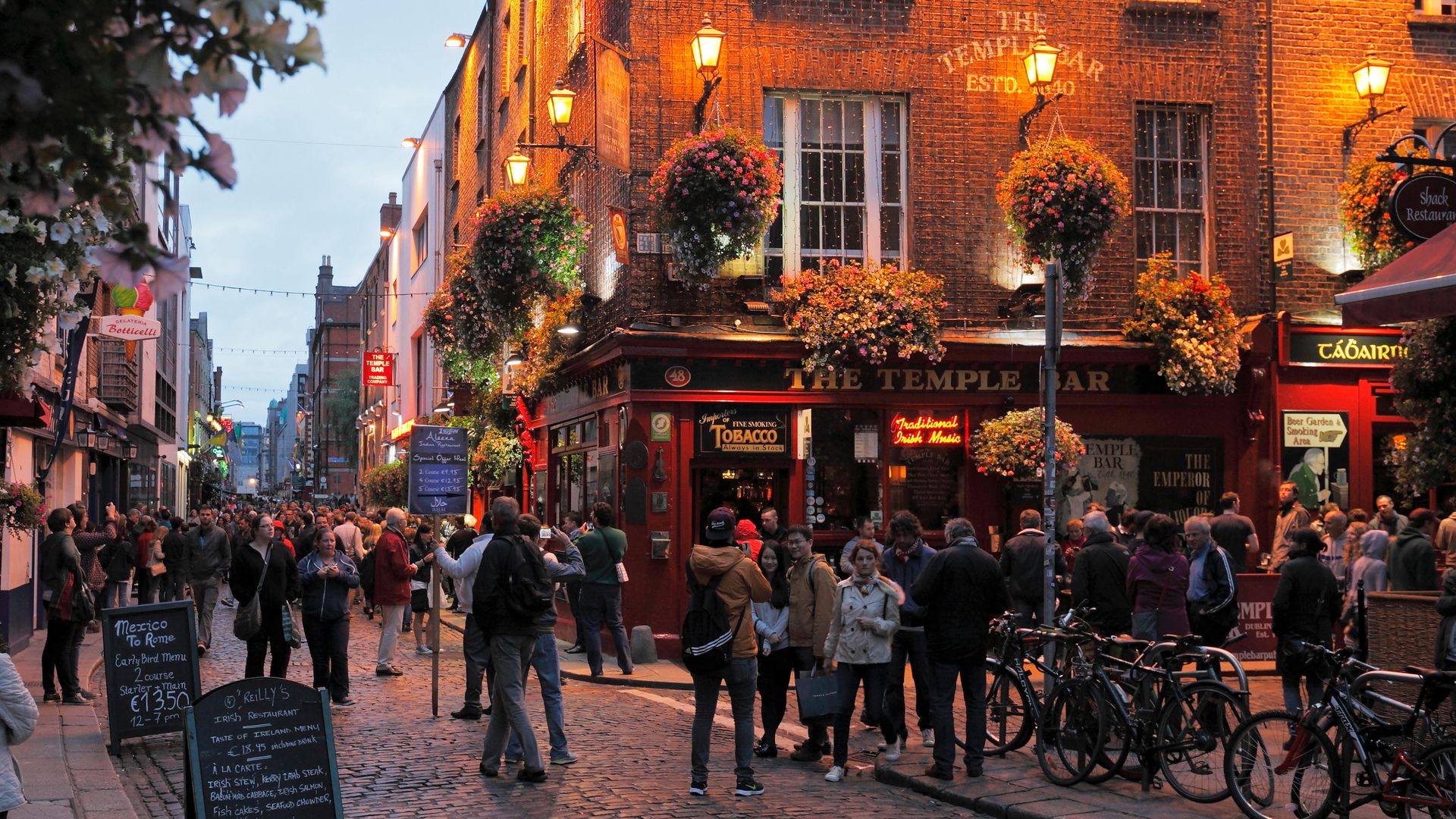 Calle llena de pubs en Dublín, entre ellos Temple Bar, el más famoso de la ciduad