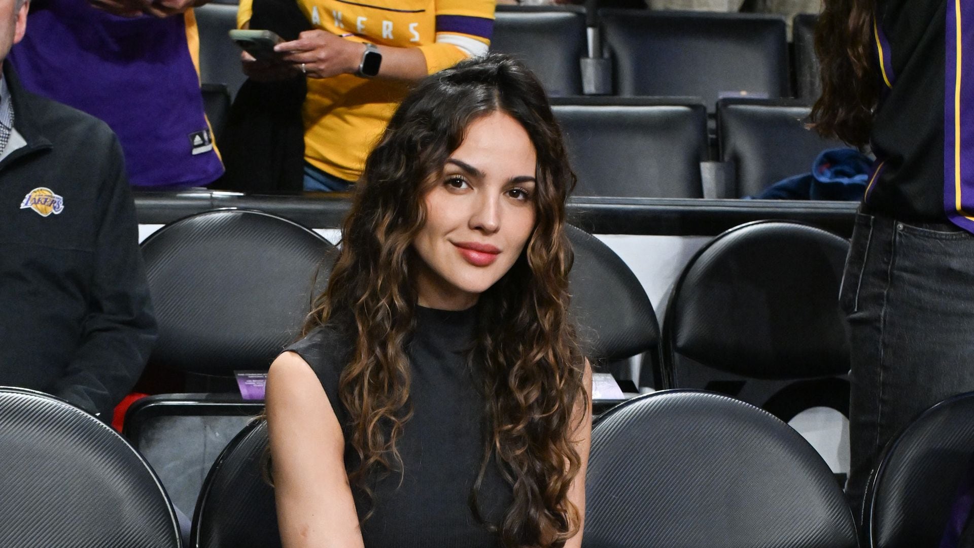 Eiza González aprueba la tendencia que vimos en pasarelas: la melena al natural 