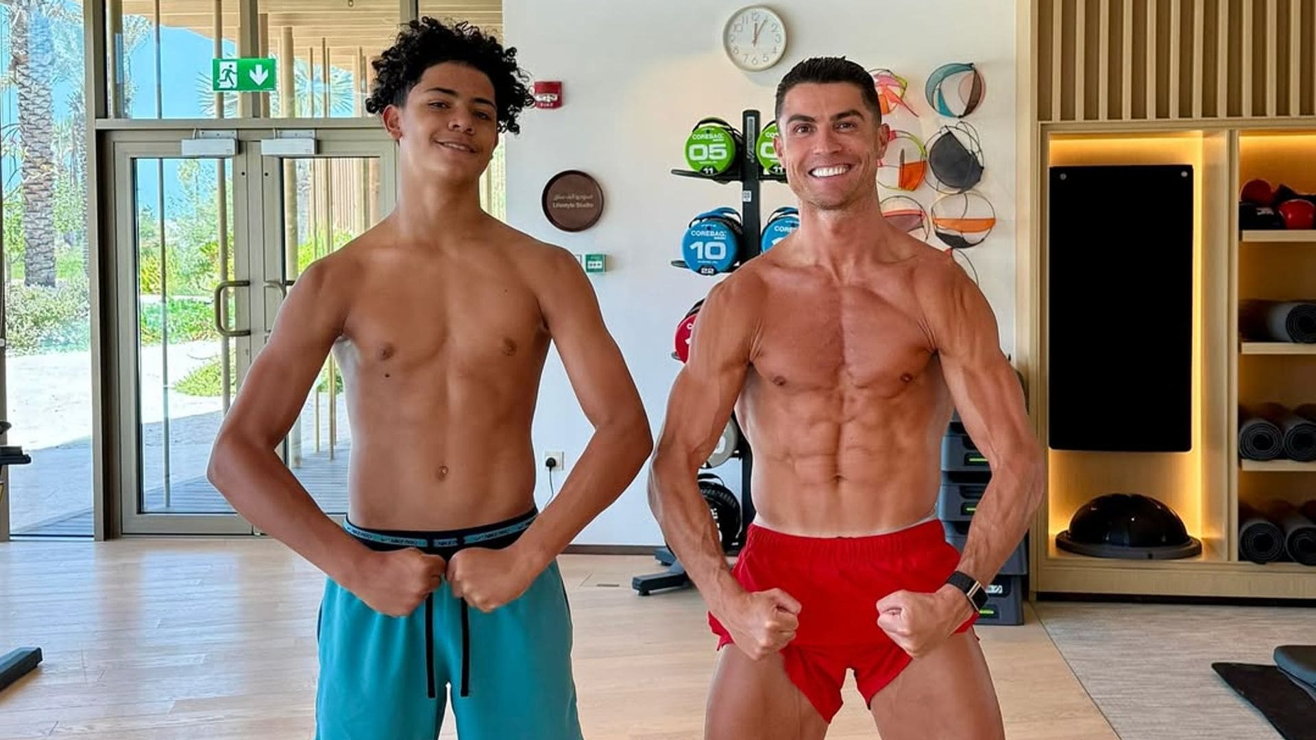 Cristiano Ronaldo y su hijo presumen de músculos en su última foto y las redes alucinan