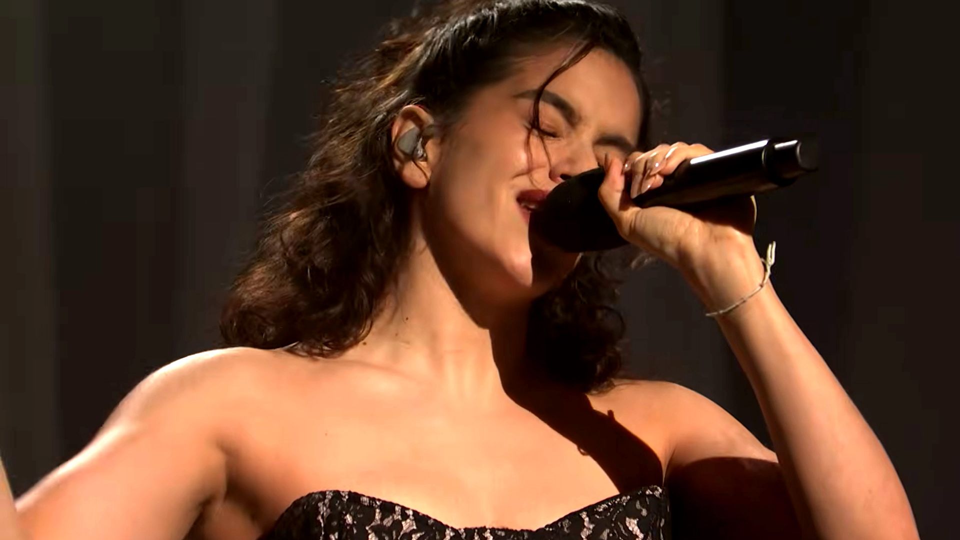 Rosalía embruja a todos en el 'Saturday Night Live': canta su tema 'Reliquia' con los pies en punta y hace de mujer divorciada