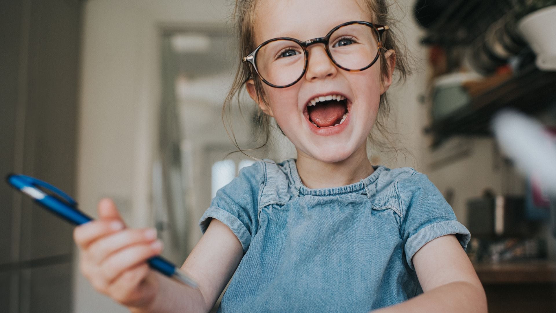 Niña estudia feliz