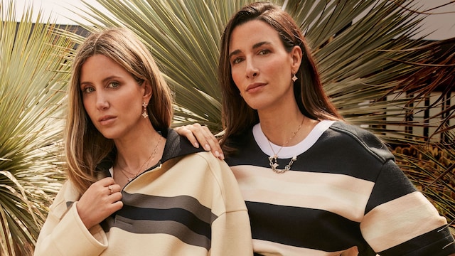 Paula y Sofía posan con algunas de las propuestas de la nueva colección de Louis Vuitton. Paula, camiseta a rayas, falda larga con cinturón y joyas de la línea "Color Blossom" de oro rosa; su socia, con un polo de manga larga, falda y joyas también de Louis Vuitton, esta vez en oro amarillo y rosa.