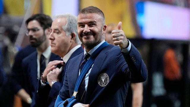 David Beckham reaparece tras su operación con el brazo en cabestrillo