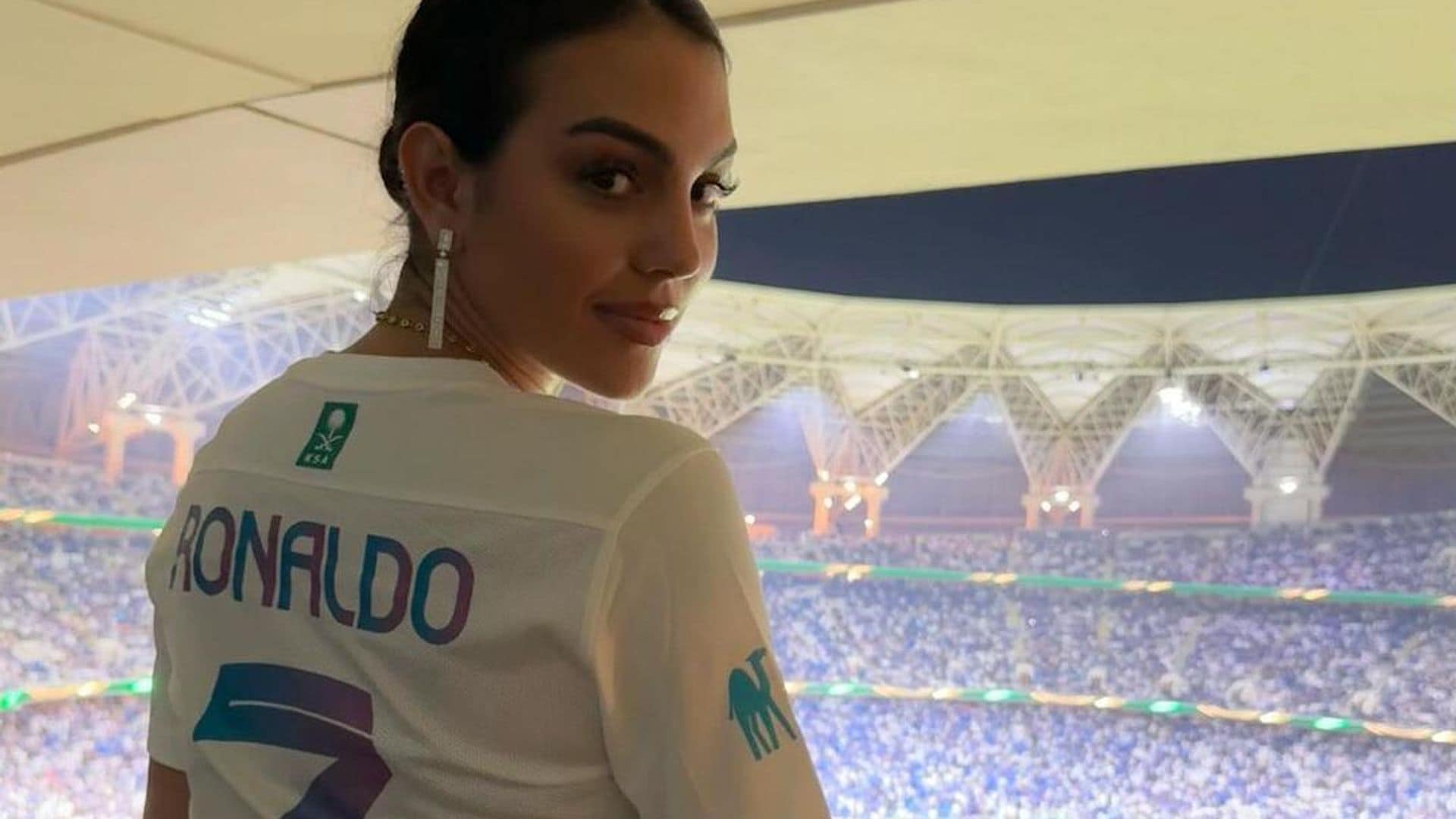 Con ‘leather pants’ y diamantes, así combinó Georgina Rodríguez el ‘jersey’ de Cristiano Ronaldo