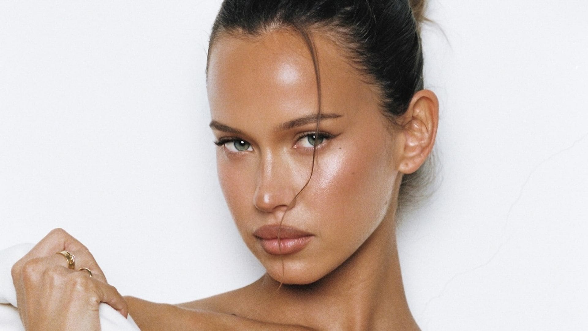 Isabelle Mathers con top blanco de csb