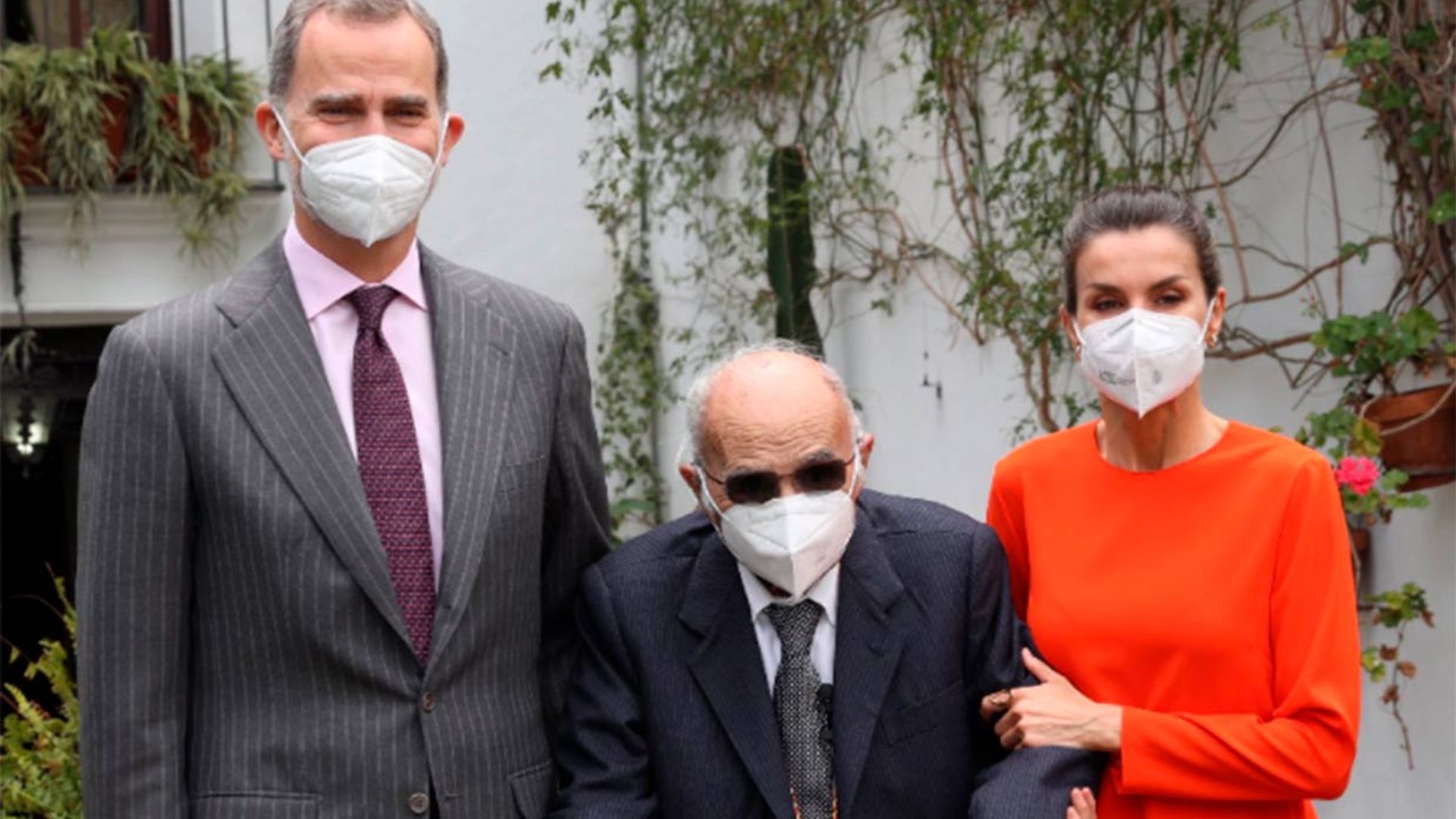 Los cariñosos gestos de don Felipe y doña Letizia con el ganador del Premio Cervantes