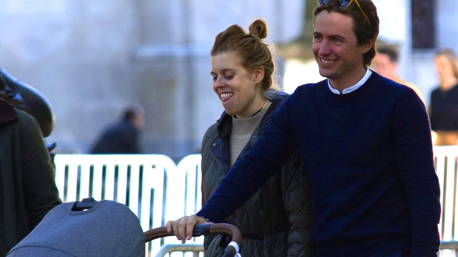 Primeras imágenes de Beatriz de York y su marido de paseo con su hija recién nacida