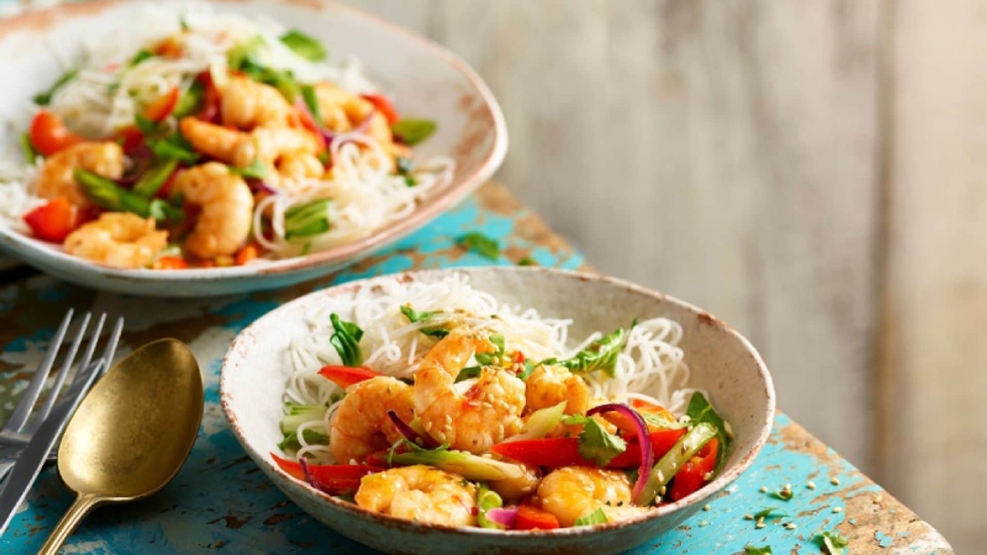 Salteado de gambas y verduras con 'noodles' de arroz