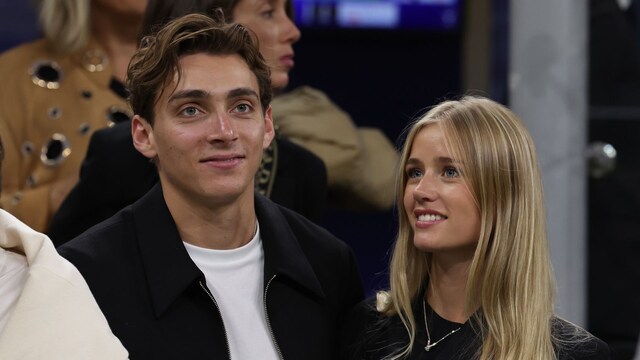 Plano medio de Armand Duplantis y Desire Inglander en un partido de fútbol