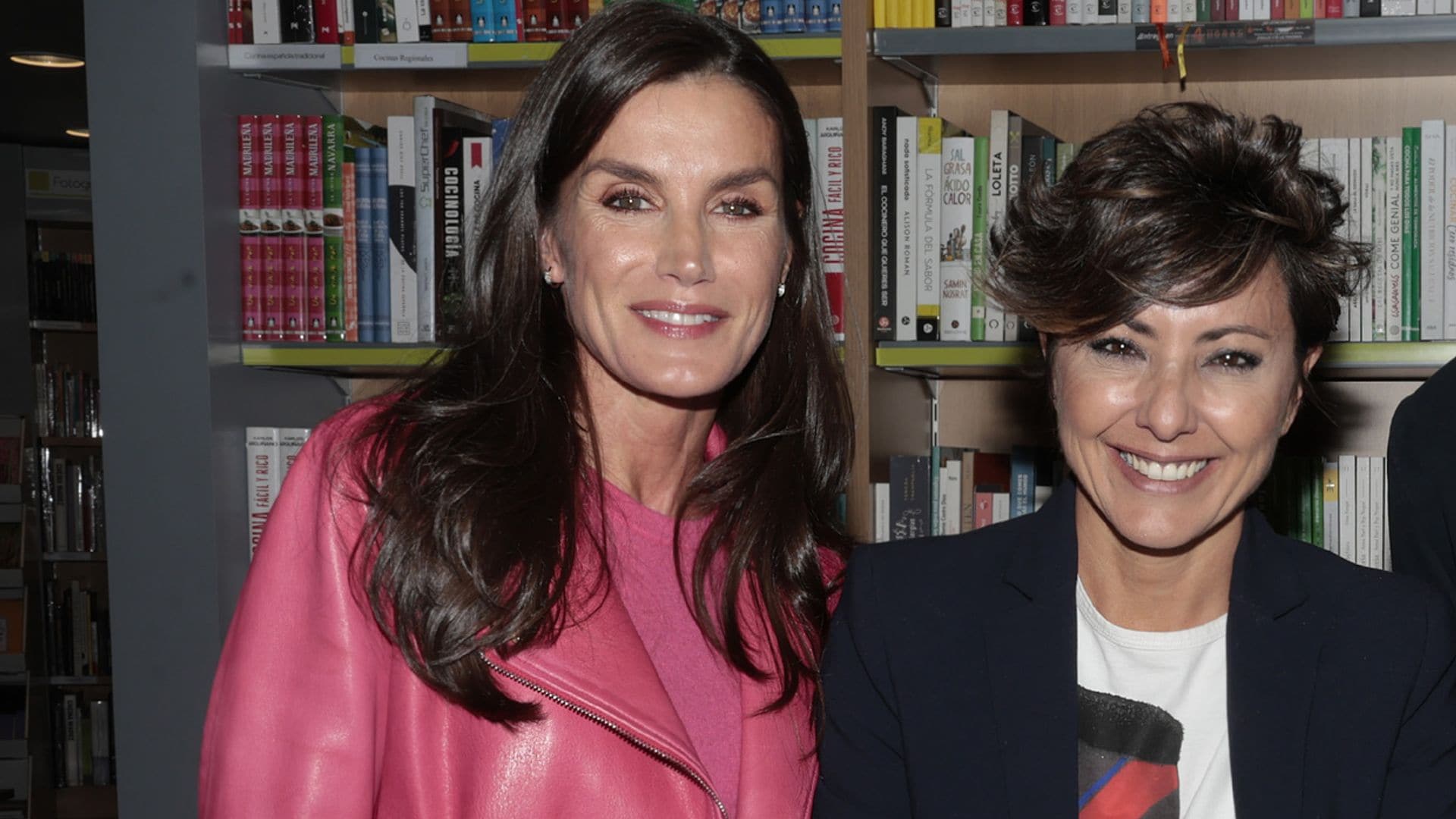 Los detalles del look 'Barbiecore' más cañero de la reina Letizia para su cita con Sonsoles Ónega