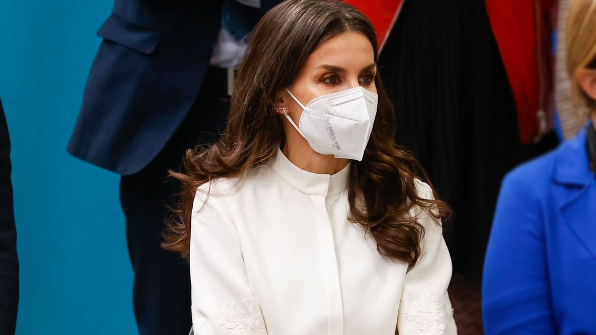 La Reina actualiza la moderna blusa con mangas 'puffy' que fascinó en Seúl