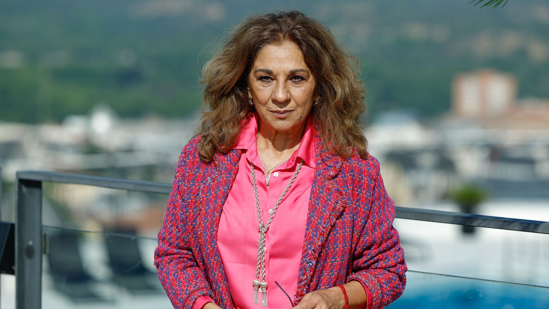 Lolita desvela la increíble historia del pendiente más famoso de su madre