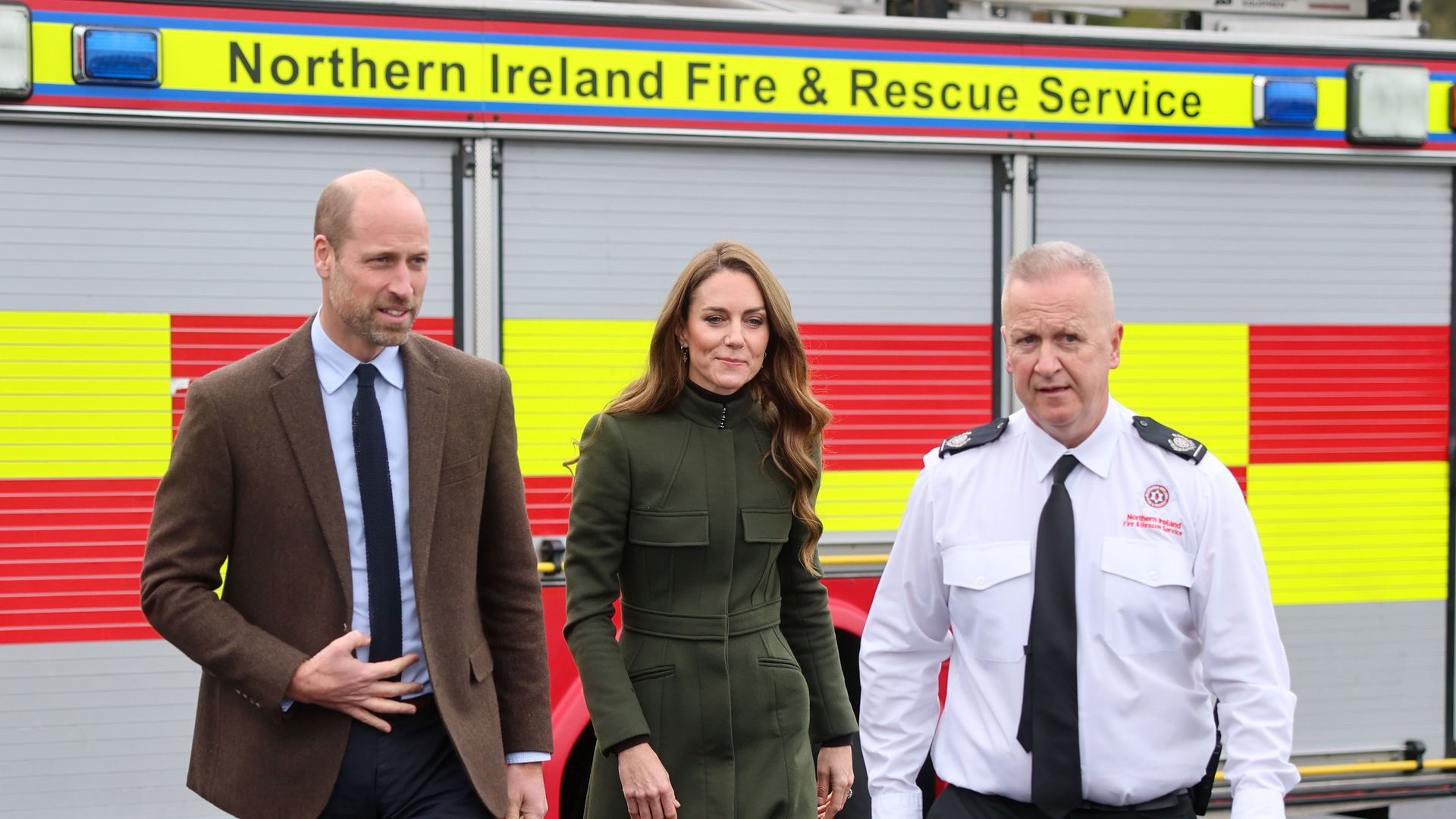 Los príncipes de Gales, en una visita a Irlanda del Norte en la que conocieron de cerca las labores del NIFRS (Northern Ireland Fire & Rescue Services)