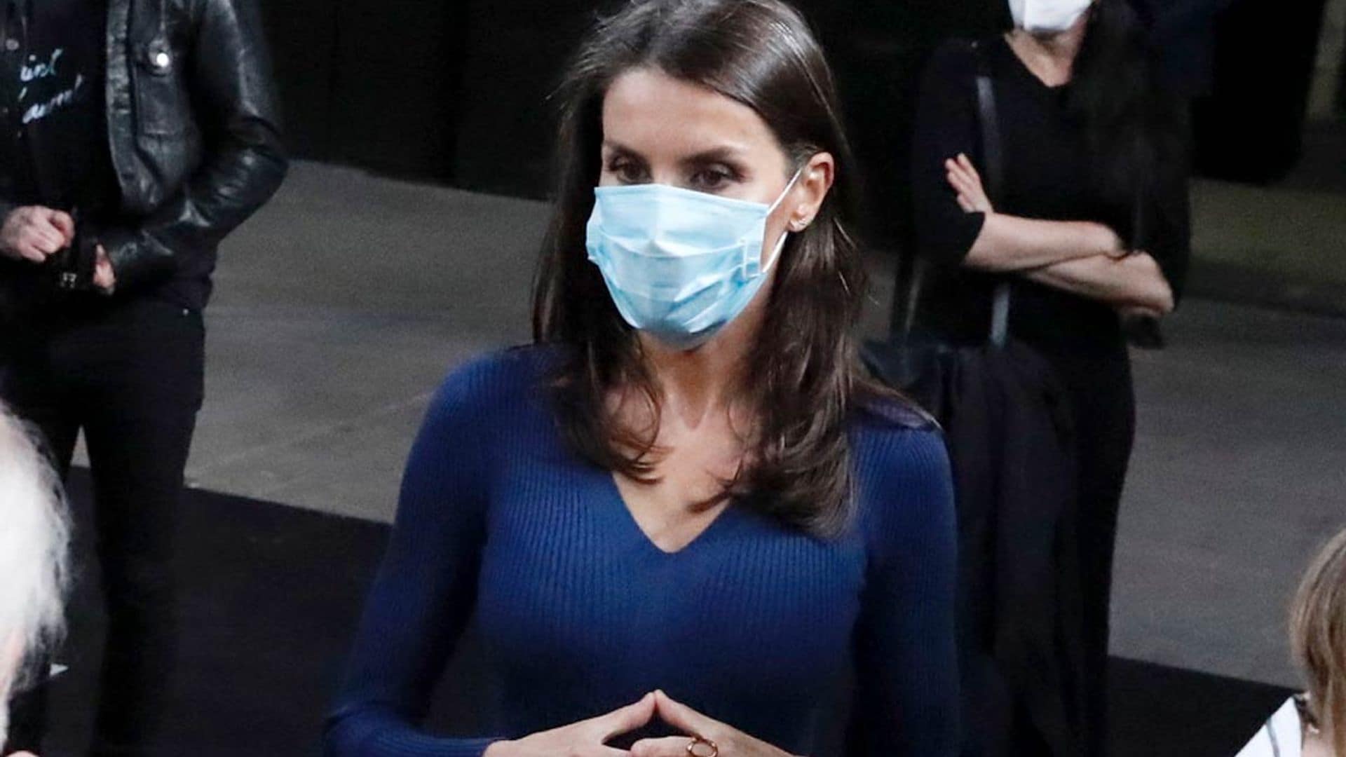 Doña Letizia estrena vestido de 80 euros y los tacones de serpiente a los que estaba destinada