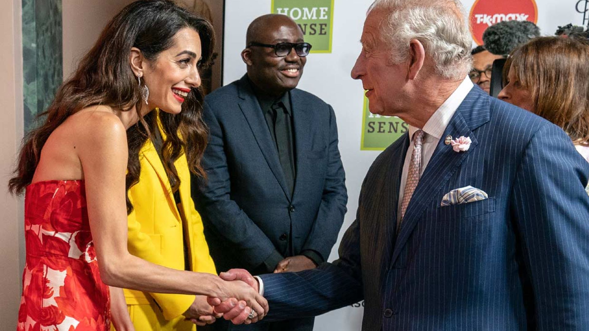 Amal Clooney, acompañada por uno de los referentes de su vida en una noche junto al príncipe Carlos
