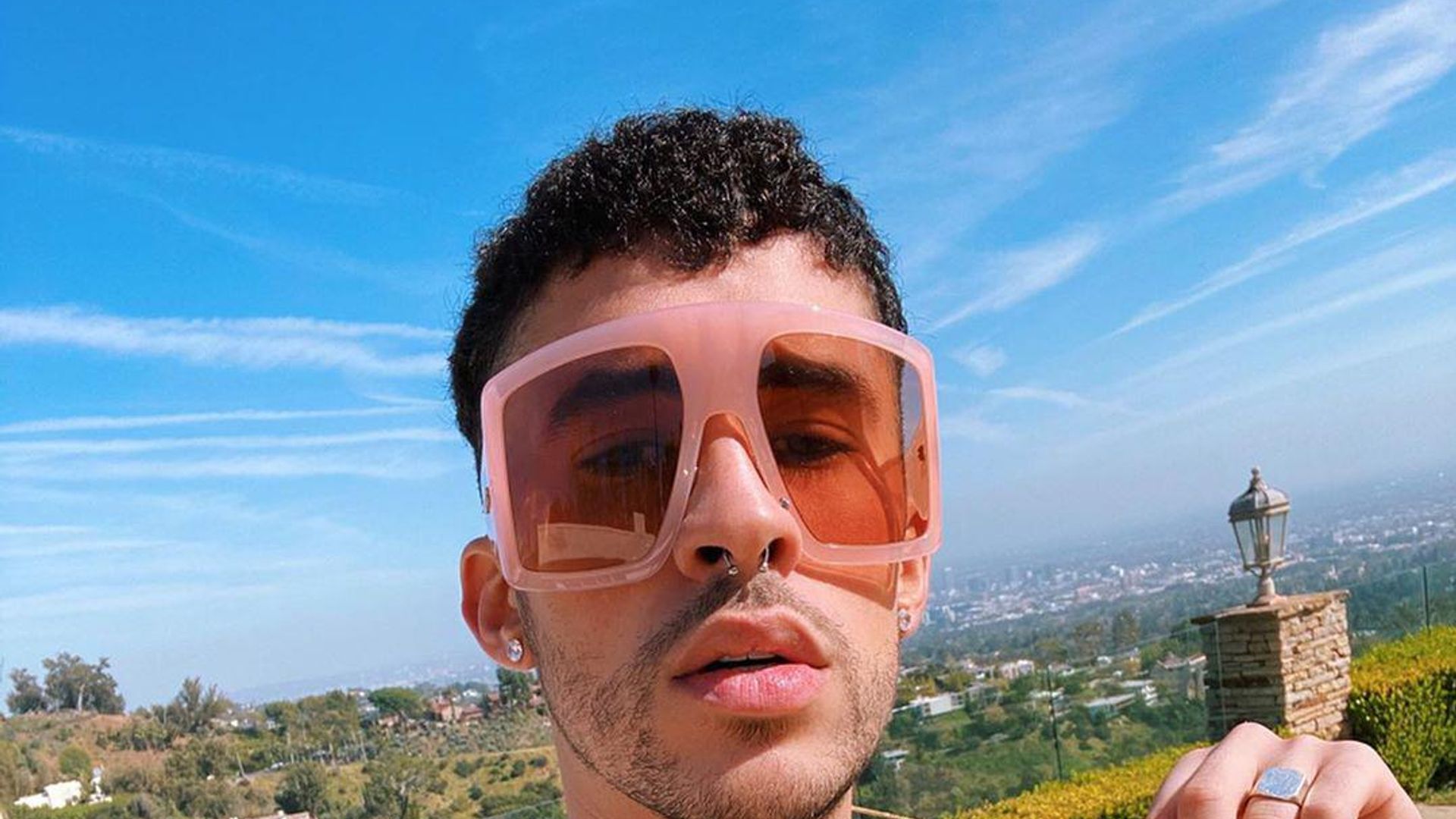 Bad Bunny jugando con sus muñecos de ‘Toy Story’ es todo lo que necesitas ver en esta cuarentena