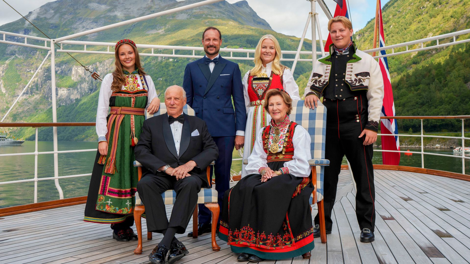 Harald de Noruega junto a la reina Sonia, Haakon, Mette-Marit, Ingrid Alexandra y Sverre Magnus, en una imagen de 2024