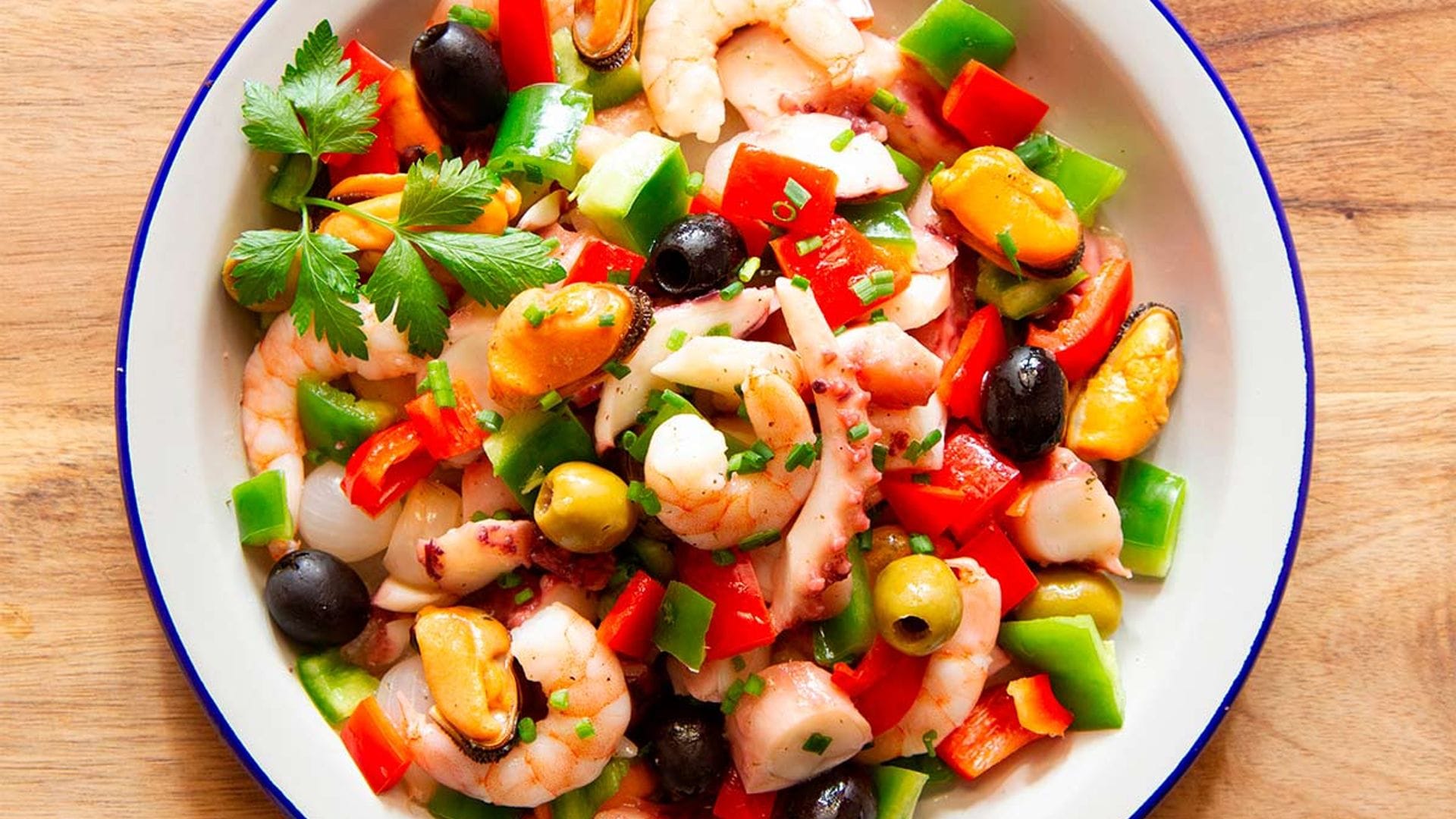 Ensalada fría con pulpo, gambas y mejillones