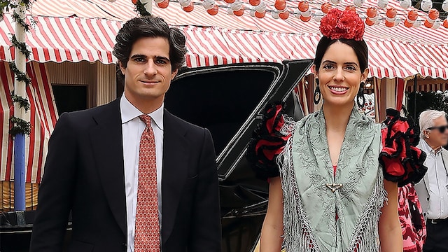 Sofía Palazuelo con su marido y sus hijas, vestidas de flamencas