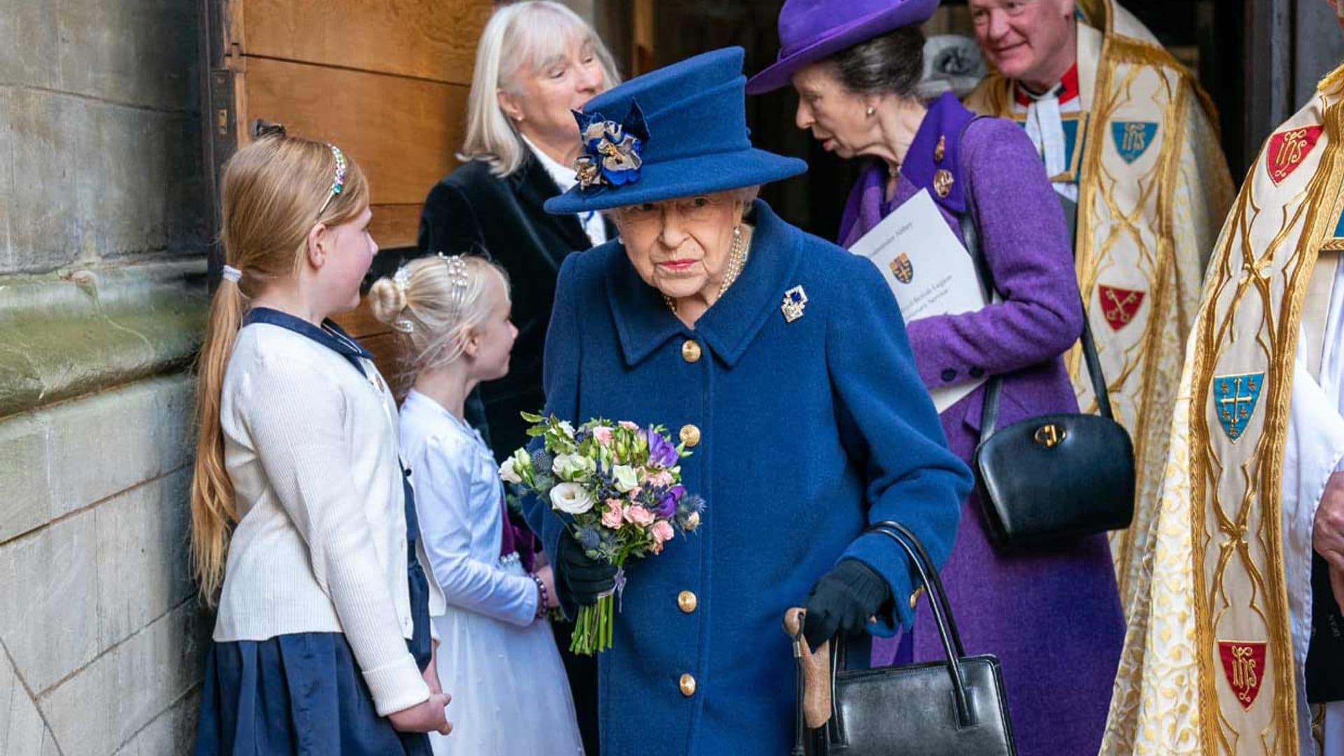 Isabel II, con bastón en público por primera vez en 17 años