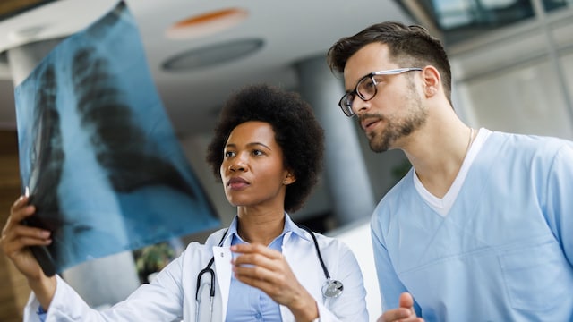 doctores haciendo un diagnóstico mientras miran una radiografía de tórax