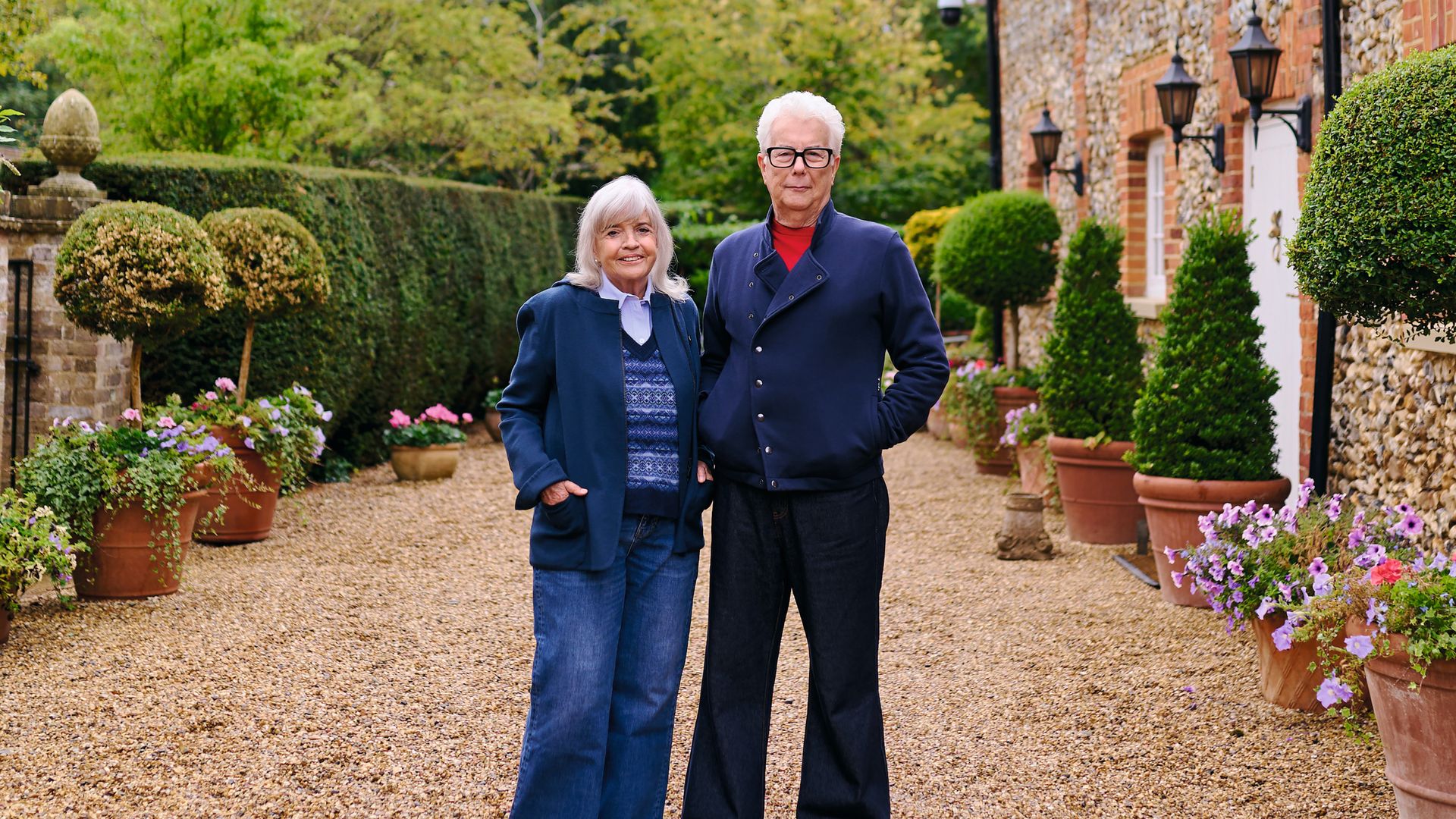 El escritor Ken Follett nos abre las puertas de su casa junto a su mujer, Barbara: "Ella se encarga del negocio y yo escribo los libros"