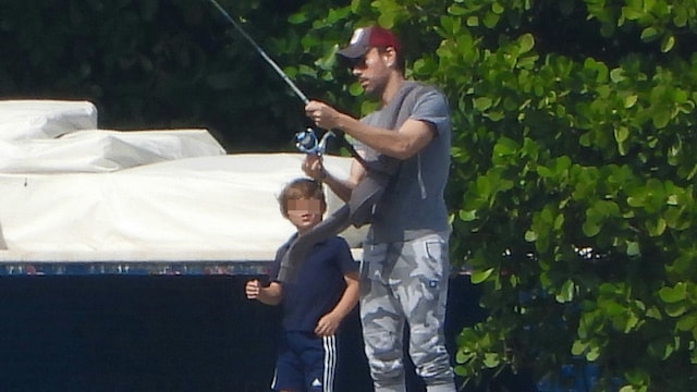 Las fotos de Enrique Iglesias enseñando a pescar a su hijo en Miami